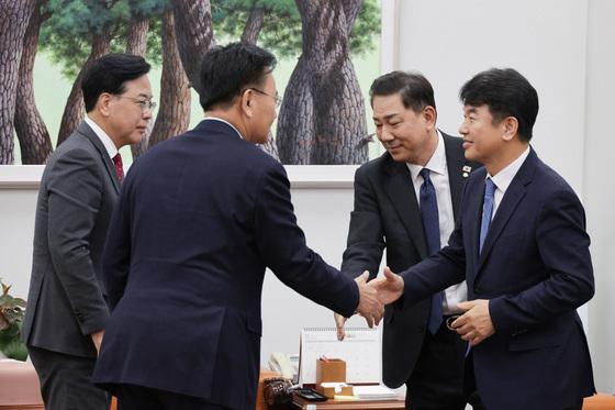 거칠어지는 여야…"히틀러""동물농장"vs "발악하는 정치검사"(종합)