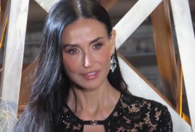 '7억 전신 성형' 63세 데미 무어…파격 노출 패션에 주름 하나 없는 초동안 미모