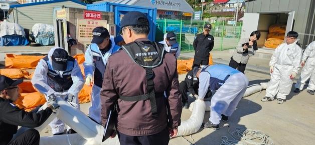 "선배님 노하우, 머리에 쏙"…속초해경, 해양 방제 교육 훈련 성료