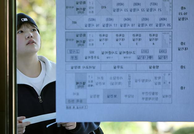 [뉴스1 PICK]예비소집 참석한 수험생들…'내 수능 시험실 위치는 어디?'