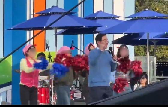 노래자랑 '구청장 백댄서'…광주 북구 여성 간부 12명 '주의·훈계'