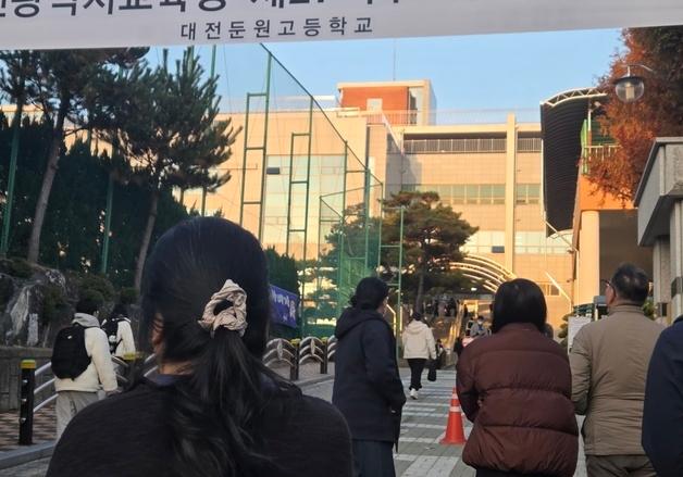 "하던대로"…수능일 아침 교사·부모들 차분하지만 뜨거운 응원