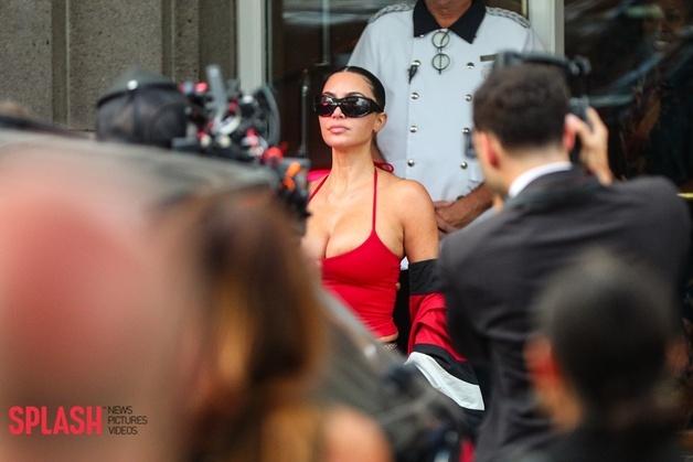 킴 카다시안, 눈 둘 곳 없는 과감 홀터넥 노출 패션…완벽 몸매 