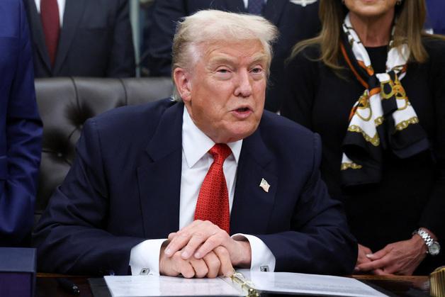 '최악의 셧다운 43일' 협상 뒷짐 트럼프, 전례없는 권력의 칼춤