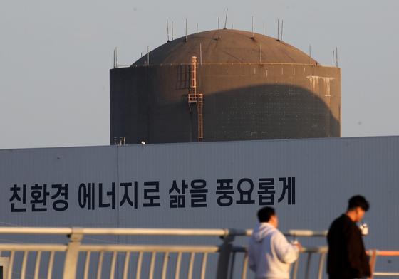 고리2호기 계속운전…李정부 원전 정책 가늠자