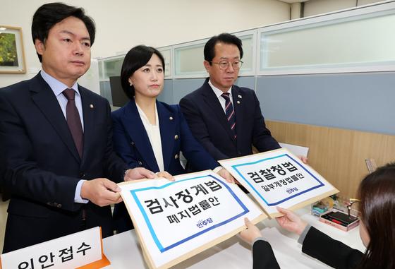 민주 "검찰 '선택적 분노'…특권 내려놓고 개혁 받으라"