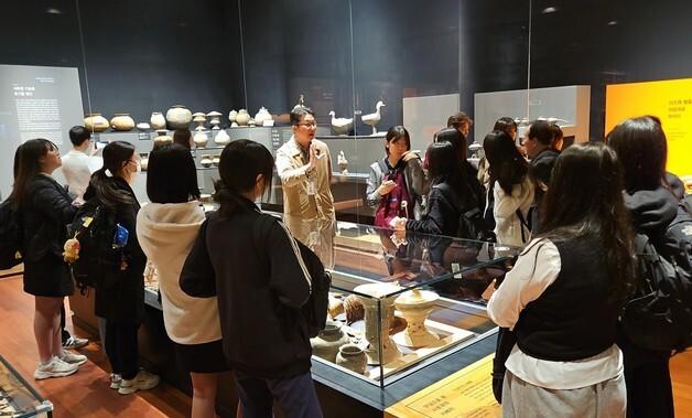 경주여고, 경주박물관서 '신라금관' 교육 실시…학생 13명 참가