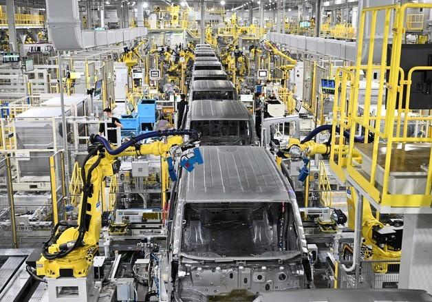 올해 국내 車산업 내수로 버텨…美 관세에 수출 2.3%↓·생산 1.2%↓