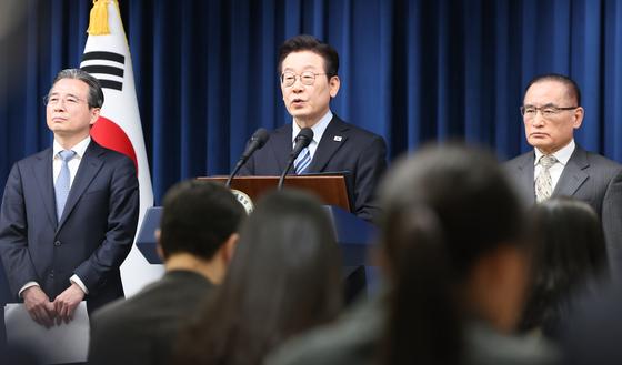 숙원 '핵잠·원자력' 실마리 잡아…미중 우려 속 '실사구시 외교' 숙제