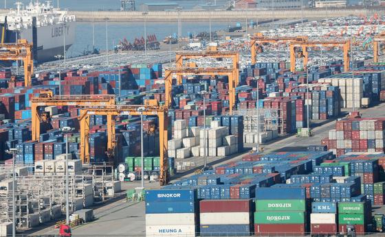 10월 생산 2.5%↓·투자 14.1%↓…소비는 3.5%↑