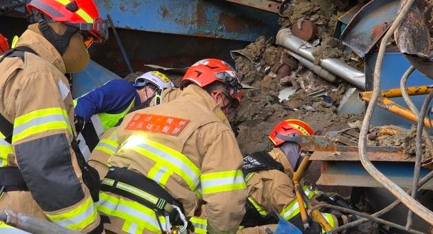 "손으로 잔해 퍼내"…살릴 수 있다 믿으며 13시간 사투