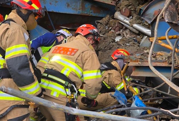 "손으로 잔해 퍼내"…살릴 수 있다 믿으며 13시간 사투