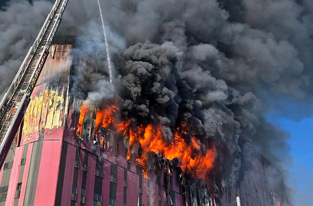[뉴스1 PICK]아시아 최대 이랜드 물류센터 화재… 9시간 30여분 만에 큰 불길 잡아