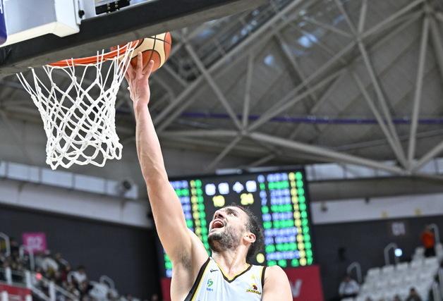 프로농구 LG, KT 82-67 제압…3연승으로 단독 선두