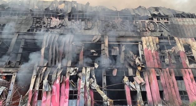 건물·의류 1100만장 전소…천안 이랜드 물류센터 '잿더미'