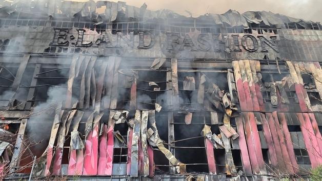 건물·의류 1100만장 전소…천안 이랜드 물류센터 '잿더미'