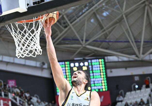 프로농구 LG, KT 82-67 제압…3연승으로 단독 선두(종합)