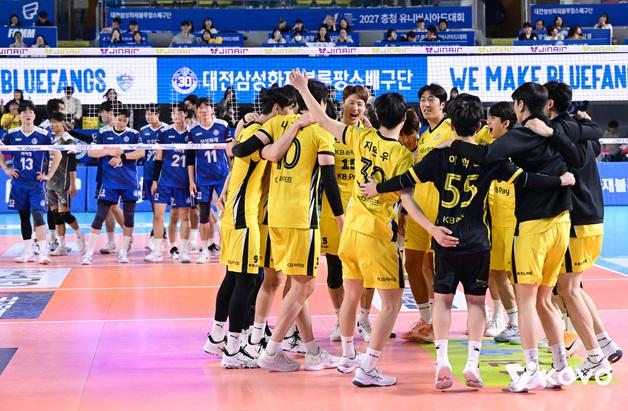 '비예나 27득점' KB, 삼성화재에 1주일 만에 설욕…선두 도약(종합)