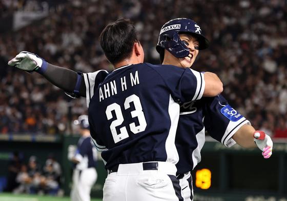 류지현호, 일본전 안현민-송성문 백투백 홈런…3-0 리드