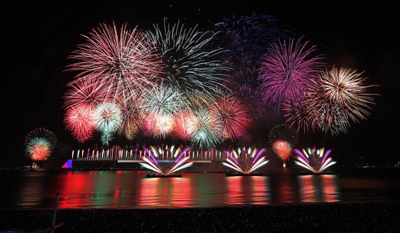 [뉴스1 PICK]광안리 하늘에 오색 빛으로 수놓다… 20번째 맞은 부산 불꽃축제
