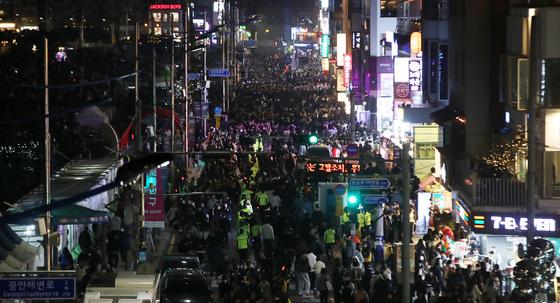 "건물에서 지폐가 떨어져요"…부산 불꽃축제서 사고 잇따라