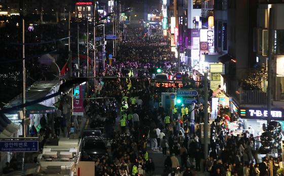 "건물에서 지폐가 떨어져요"…부산 불꽃축제서 사고 잇따라