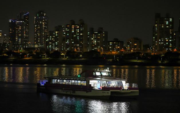 한강버스 강바닥에 걸려 멈춰...승객 80여 명 구조
