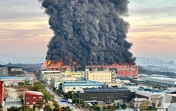 전국 동시다발 화재…천안 물류센터 전소·부산서 50대 사망(종합)