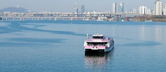 [뉴스1 PICK]승객 80여명 탄 한강버스, 강바닥에 걸려 멈춰