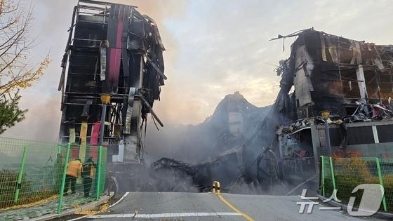 천안 이랜드 물류센터 이틀 째 진화작업…철거·잔불정리 동시 진행(종합)