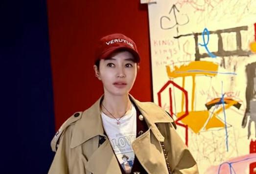 김혜수, 얼마나 작은지 감도 안오는 얼굴 크기…전시회 밝힌 미모 