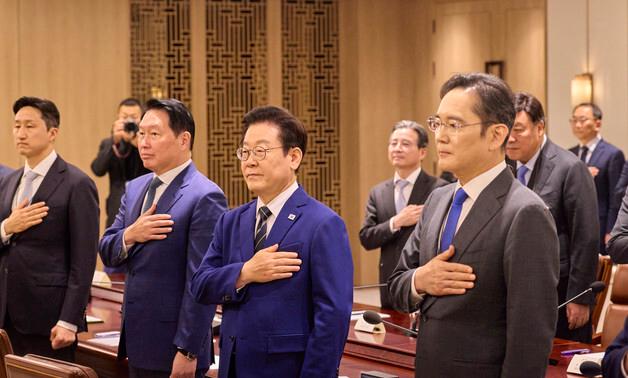 관세협상 '원팀' 재계총수 만난 李대통령 "불합리 규제 과감히 개선"