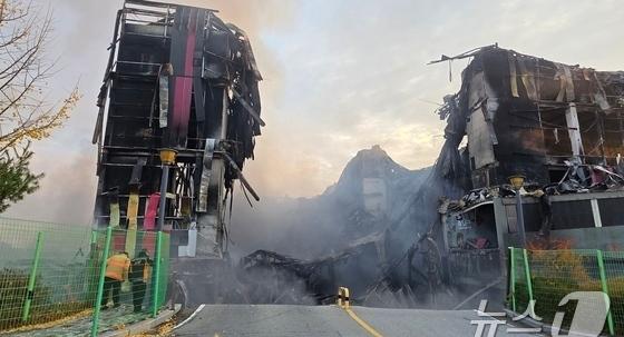 이랜드 물류센터 화재 이틀째 진화에도…"완진, 상당 시일"