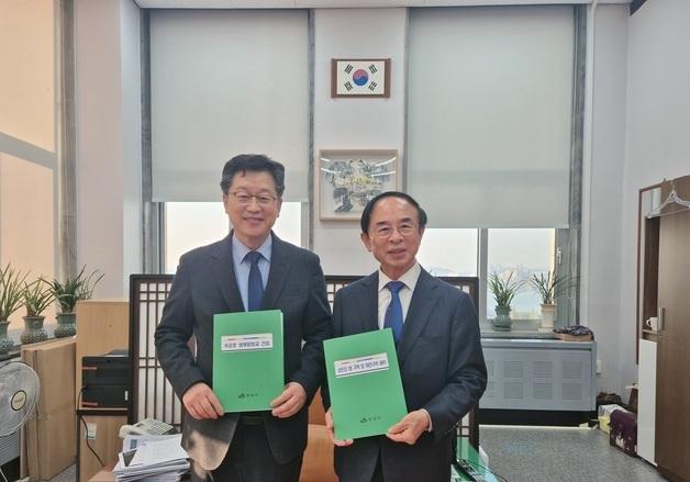 심민 군수, 안호영 위원장 만나 현안 해결 지원 요청