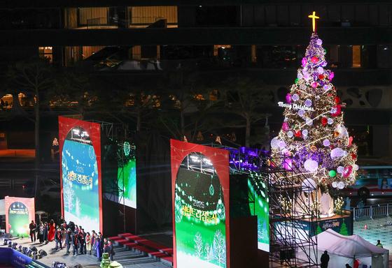[뉴스1 PICK] 서울광장 환하게 붉 밝힌 성탄트리