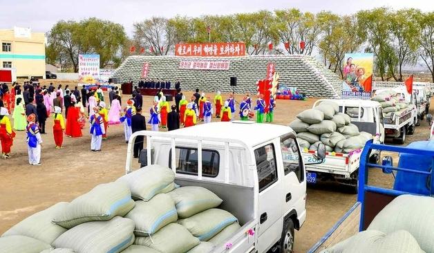 '3대혁명 붉은기 쟁취운동' 50주년 기념…사회주의 발전 당부[데일리 북한]