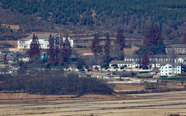 합참 "어젯밤 중부전선에서 북한군 1명 신병 확보"…귀순 가능성