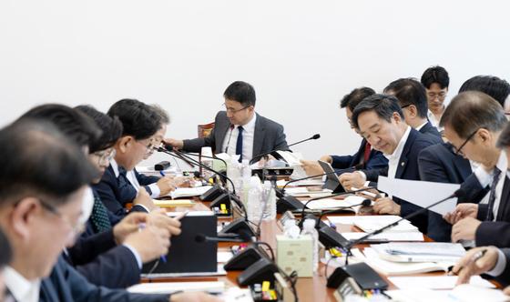 광복회·국립대 사업 예산 줄줄이 보류…여야, 예산안 힘겨루기(종합)