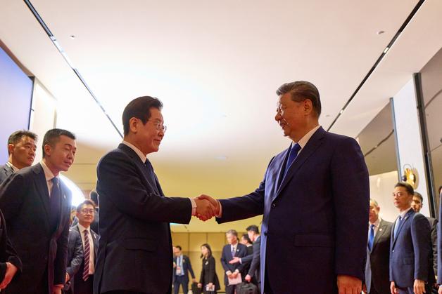 李, 중·일 방문으로 '실용외교 2막'…새해 벽두 잰걸음