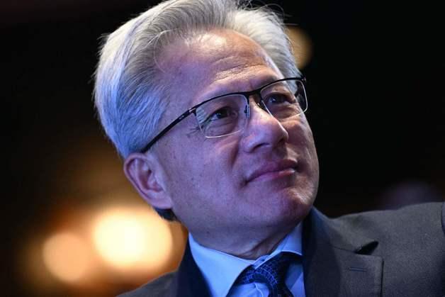 젠슨 황 "'AI 대부' 힌튼 예측 틀렸다…인간 일자리 파괴하지 않는다"