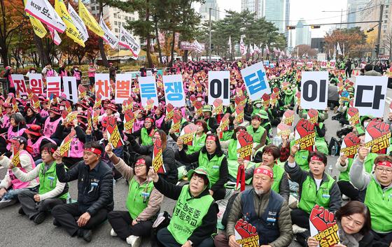학교 비정규직 다시 총파업…경기·충남 등 급식·돌봄 차질