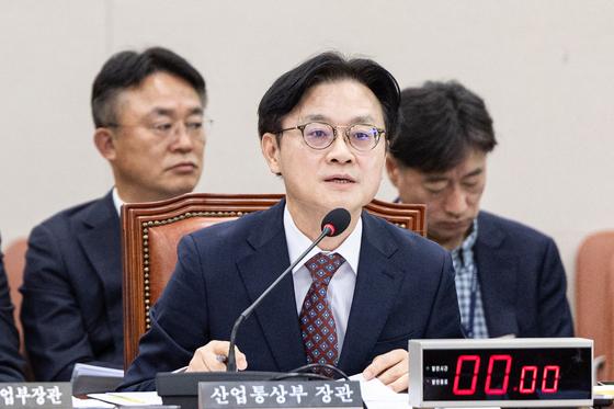 김정관 산업장관 "석유시장 질서 교란 행위, 무관용 엄정 대응"