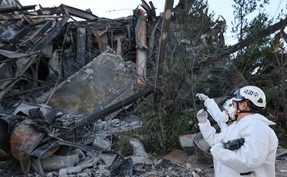 [뉴스1 PICK]이랜드 물류센터 현장감식, 붕괴 위험에 내부 진입 못해…'드론 촬영 대체'