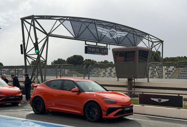 거침없이 달리는 서킷 위 신사…제네시스 'GV60 마그마' 타보니