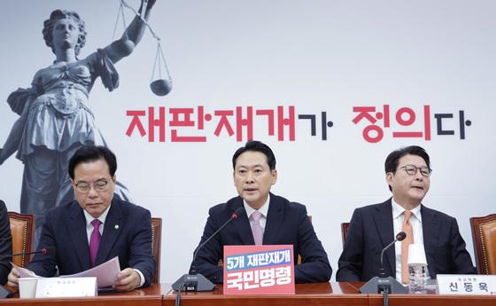 강성 지지층 끌어모으니 중도층 이탈…국힘 '진퇴양난'