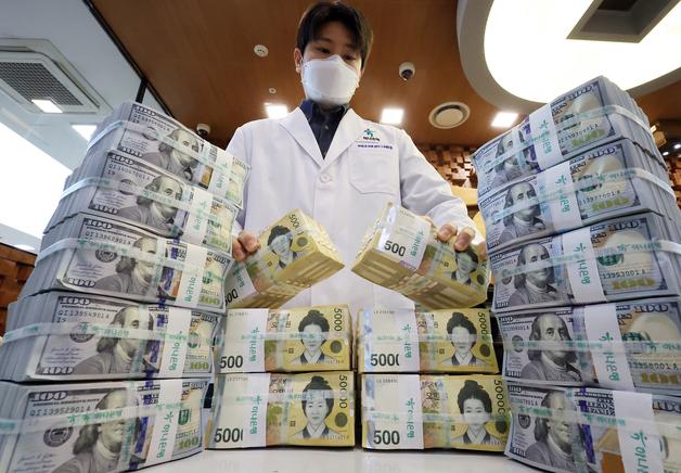 환율 1500원 앞두고 정부 '총력전'…연금·기업 이어 증권사도 소집