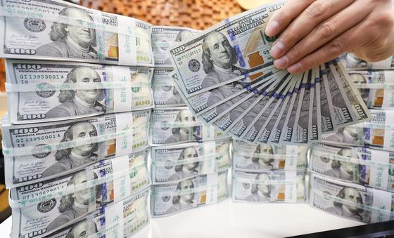 위조 달러 갖고 나와 1억9000만원 강도짓…외국인 2명 실형