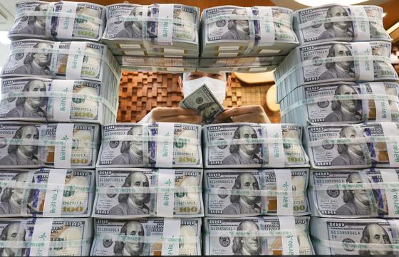 "고환율에 빚 갚고 주식 샀다"…외화예금 53억불↓ 1년 9개월래 최대 감소