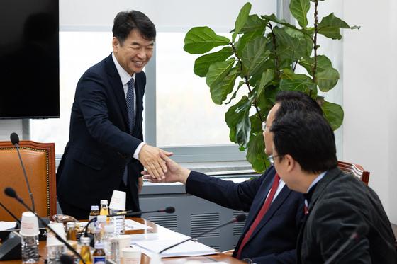 문진석 인사청탁 의혹에 野 "김현지 상왕 입증"…與도 "엄중"(종합)