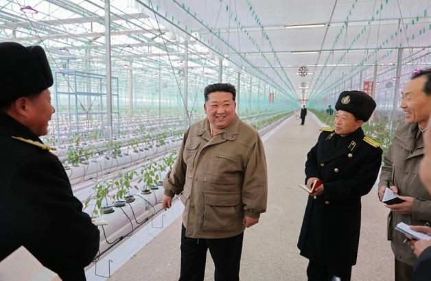 김정은, 신의주온실농장 현지지도…경제 성과 내기 집중[데일리 북한]